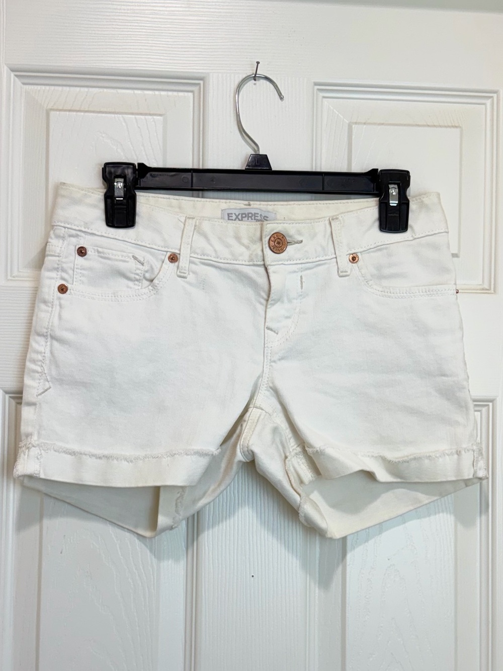 Express Jeans mid rise cream Denim Women’s Shorts sz 2